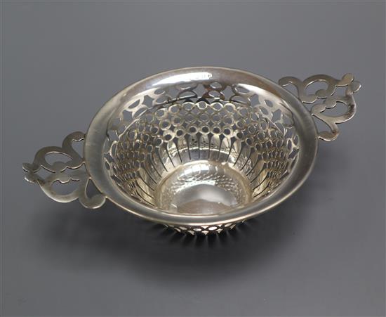 A late Victorian pierced silver two handled bowl, Deakin & Francis, Birmingham, 1899, 15.2cm over handles.